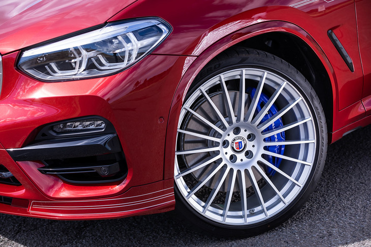 今回の試乗車には、オプションの「アルピナ・クラシック22インチホイール」に前255/35ZR22、後ろ295/30ZR22サイズの「ピレリPゼロ」タイヤが組み合わされていた。標準仕様のホイールサイズは20インチとなる。