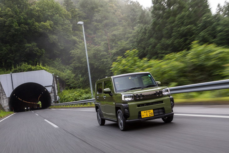 トルクフルなターボエンジンとレシオカバレッジの広い「D-CVT」の組み合わせは、動力性能はもちろん静粛性の高さにも寄与している。