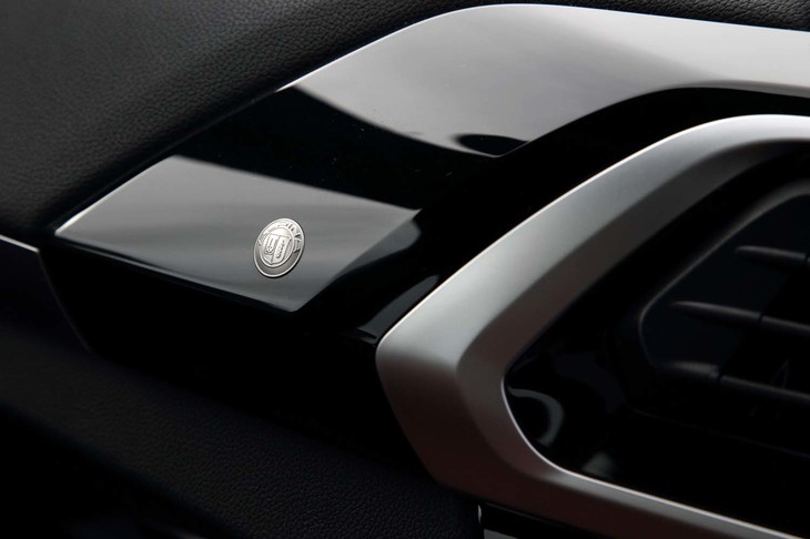 アルピナのエンブレムは、内外装のさまざまな場所に見られる。写真はメーターフードのサイド部。