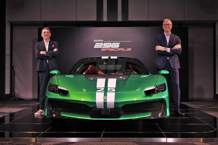 写真向かって右から、フェラーリのヘッド オブ プロダクト マーケティングを務めるエマヌエレ・カランド氏と、フェラーリ・ジャパンのドナート・ロマニエッロ代表取締役社長。
