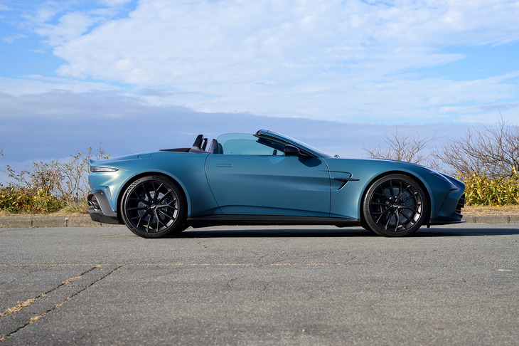 フルオープン状態にしたところ。この手のオープンカーの電動ソフトトップは15秒程度で作動完了するのが相場だが、「ヴァンテージ ロードスター」はシンプルな構造ゆえに6.8秒と圧倒的な速さを誇る。