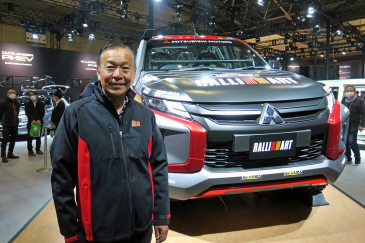 「三菱トライトン ラリーカー“アジアクロスカントリーラリー参戦車”」（レプリカ）と、チーム三菱ラリーアートの増岡 浩総監督。