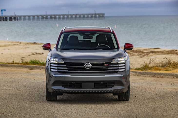 ボディーの左右にデイタイムランニングランプを水平配置したユニークなデザインが目を引く新型「キックス」のフロントフェイス。「力強く幅広のスタンスを強調したデザイン」と説明される。