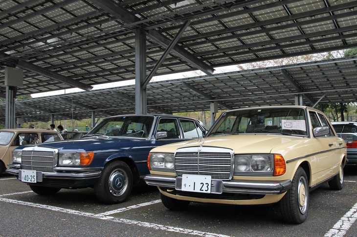 1974年「メルセデス・ベンツ280S」（W116、左）と1983年「メルセデス・ベンツ230E」（W123）。往年の「Sクラス」と、「190」が登場するまではコンパクトと呼ばれていた「ミディアム（Eクラス）」の先祖。パッと見ではSクラスが2台？　と思ったほどW123は立派に見える。
