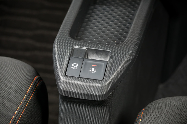 ダイハツ車としてはこれが初採用となる電動パーキングブレーキ。指一本でパーキングブレーキの操作が可能で、もちろんオートホールド機能も備わっている。