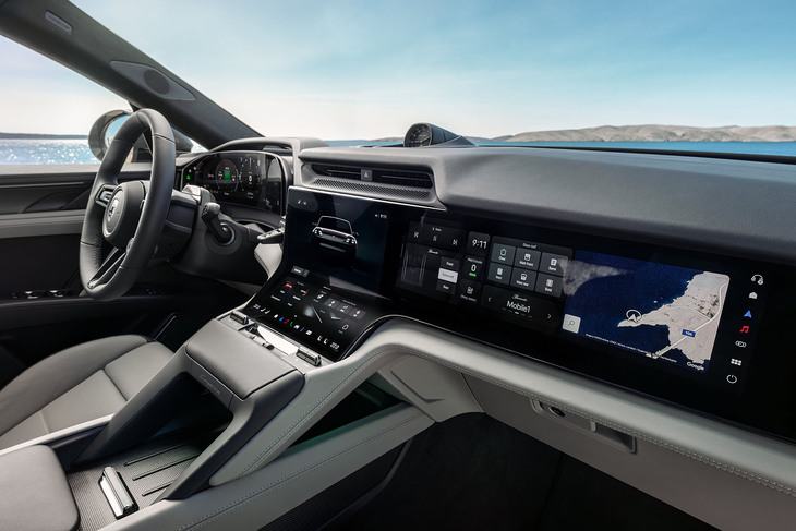 「カイエン ターボ クーペ エレクトリック」のインストゥルメントパネル。