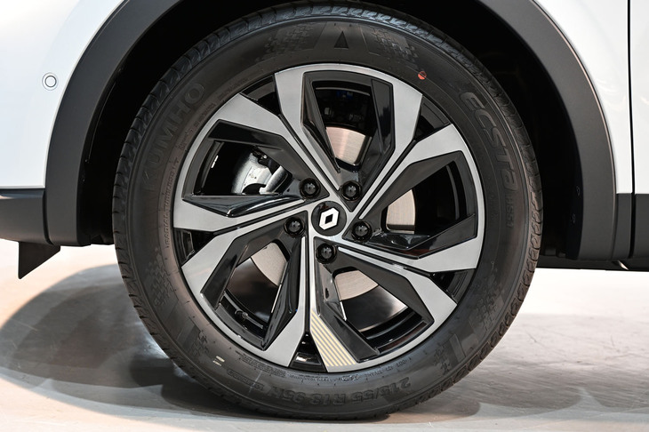 タイヤ＆ホイールは18インチ。スポークの一部にウオームチタニウムのストライプがあしらわれる。