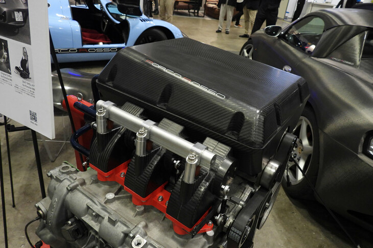 カーボン製のオリジナルスロットルシステム。