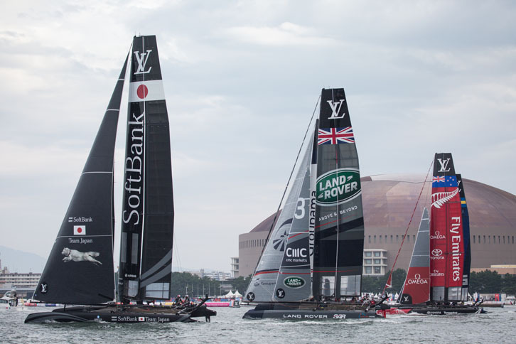 アメリカズカップ・ワールドシリーズ最終戦・福岡大会を制したランドローバーBARチーム（中央）。