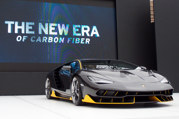 「Excellence in Carbon Fiber」の会場では、2016年3月のジュネーブモーターショーでデビューしたランボルギーニの限定車「チェンテナリオ」が披露された。