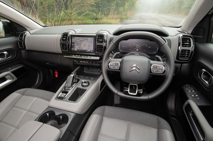 インテリアは薄いグレーと濃いグレーとのバイカラー。シトロエンらしい明るくおしゃれな雰囲気だ。