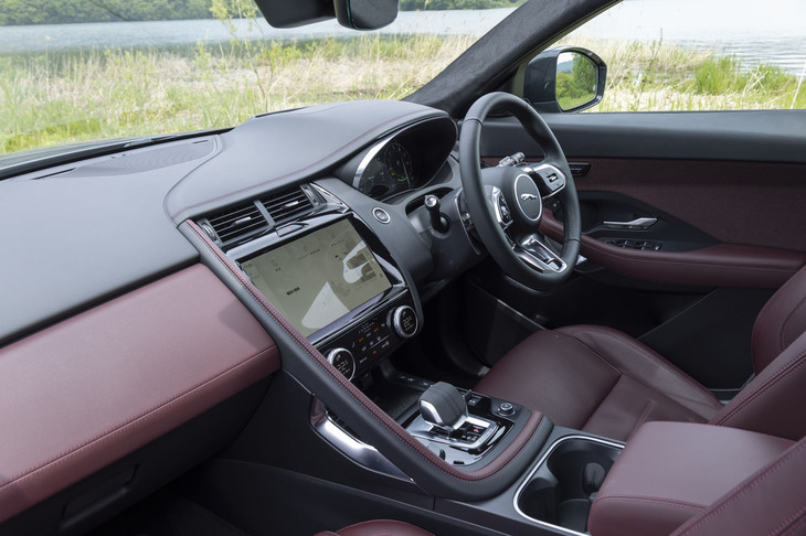 11.4インチのタッチスクリーン式ディスプレイとクリケットボールのようなステッチを施したシフトレバー、レザーのグラブハンドルなどが目を引く「E-PACE」のインテリア。今回試乗した車両のインテリアでは、エボニー／ディープガーネットのコンビカラーが選択されていた。