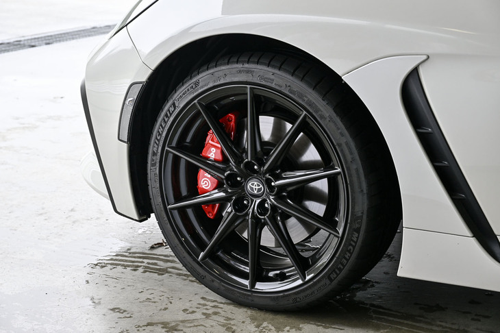 トヨタGR86 RZ“40th Anniversary limited”（フロントホイール＜ダークグレーメタリック塗装／センターオーナメント付き＞）