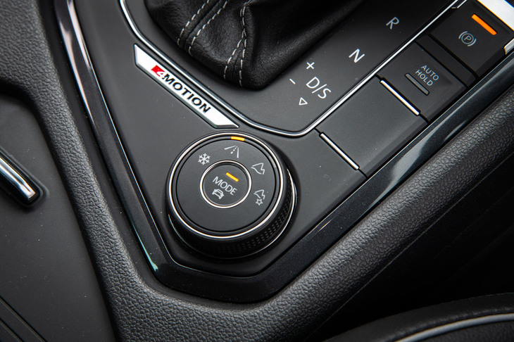 シフトセレクターの横にはドライビングプロファイリング機能「4MOTIONアクティブコントロール」の操作ダイヤルが備わる。