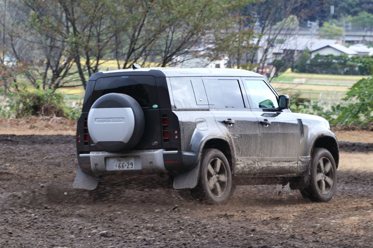 デモの会場のぬかるみ度合いは車体の汚れからも想像できるだろう。そんな道を華麗に駆け抜けてしまうのが「ディフェンダー」のスゴさ。もちろん、それを操るドライバーもただ者ではない。当日のドライバーの一人は、「マッドドッグ三好」こと三好秀昌さん。運転席ではマスク姿だっただけに、アグレッシブなドライブに心奪われて気がつかなかった人も多かったのでは？