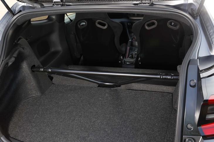 「GRMNヤリス」には後席が備わらない。ドライビング優先の2シーター仕様となっている。