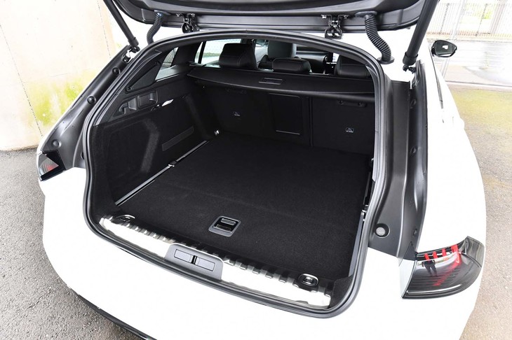 荷室にアクセスするバックドアは電動開閉式。ハンズフリー機構も備わる。キャビンと荷室を仕切るロール式ネットも付属する。