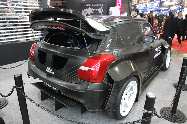 魔改造され、谷口信輝選手のドライブで筑波サーキットで57秒480を記録したHKSの「TRB-04」（スズキ・スイフトスポーツ）。