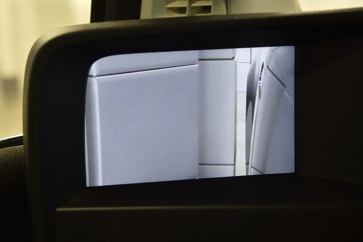 サイドカメラミラーシステムが室内モニターに映し出した車両後方の様子。映像は鮮明で、これを頼りに車体をギリギリまで段ボールの壁に寄せることができた。