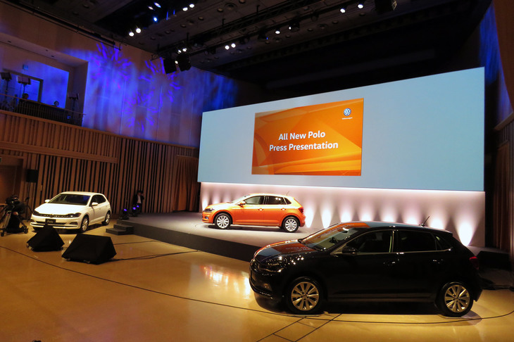 会場にて、発表会の開始を待つ3台の「フォルクスワーゲン・ポロ」。