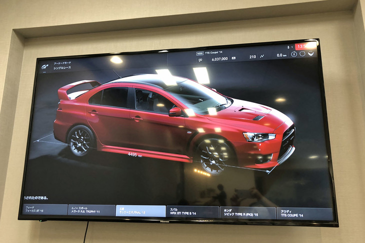 ゲーム内で使えるお金を稼ぐなどすると、使用できるクルマがどんどん増えていく。三菱オーナーの筆者は「ランサーエボリューションXファイナルエディション」をチョイスした。