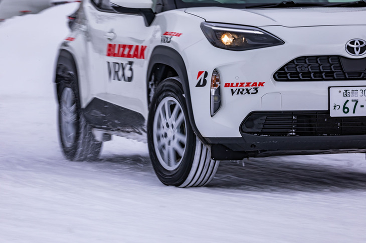 今回試走用に用意されていた「トヨタ・ヤリス クロス」は、205/65R16サイズの「ブリザックVRX3」を装着。コンパクトSUVへのマッチングも確認できた。