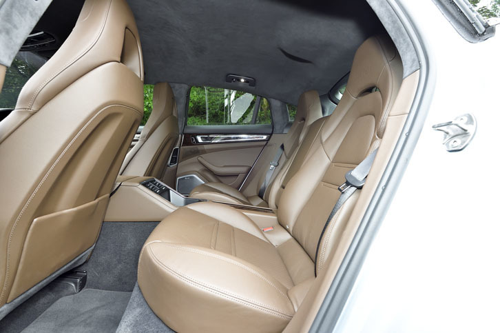 後部座席の定員は2人。写真では見えづらいが、左右座席の中央には小物入れやドリンクホルダーが設置される。