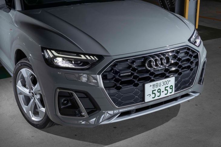 大幅に変更されたフロントマスク。アウディの新世代SUVに共通する八角形のフロントグリルや、上部にデイタイムランニングライトを備えた新意匠のヘッドランプが用いられた。