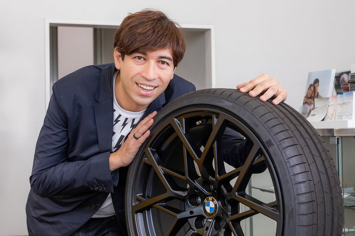 ショールームに展示されていた承認タイヤとホイールのセットを発見し、「（同じサイズでの）タイヤ交換だけでなく、ホイールを含めたドレスアップの相談ができるのもいいですね」とサッシャさん。