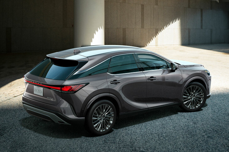 2023年7月には、日本仕様にも2.5リッターハイブリッドの「RX350h」を設定。同時に「RX350」に「アドバンストパーク」のリモート機能を追加するなど、一部改良も実施された。