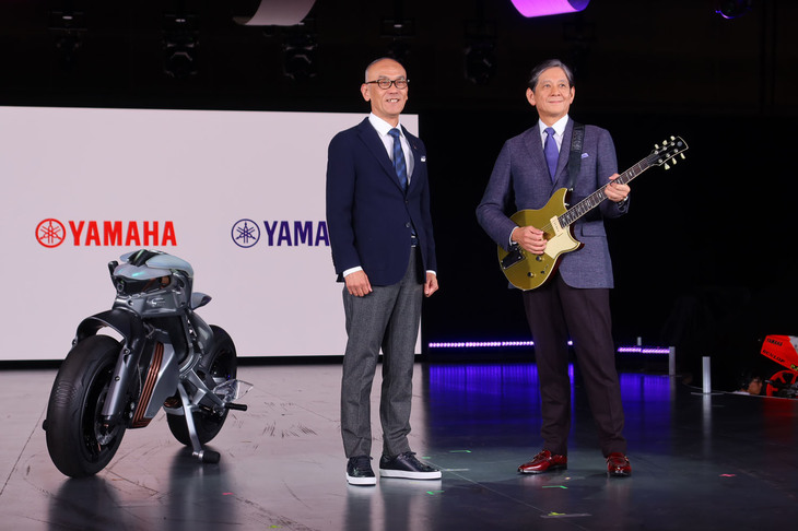 ヤマハ発動機の日高祥博 代表取締役社長（写真中央）と、ヤマハの中田卓也 代表執行役社長（同右）