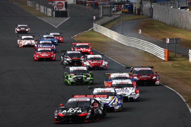 GT500クラスのスタートシーン。勝者のNo.36 au TOM'S GR Supraは、この時点でははるか後方に見える。