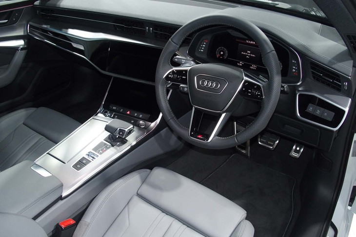 インテリアのつくりは「セダン」「アバント」とも同じ（写真はアバント）。大型のタッチパネルを2つセンターコンソールに配置。物理的スイッチを極力使用せず、未来的な印象をもたらすインテリアデザインにしたという。