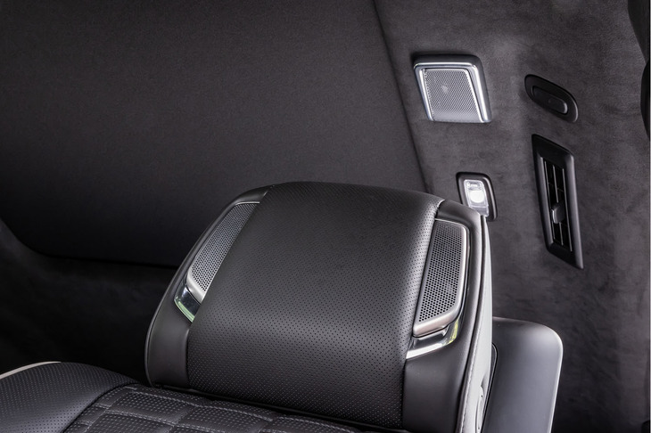 車内には前席のヘッドレストやルーフなど、実に36カ所にスピーカーを搭載。今回の旅でも、繊細で臨場感のある音楽体験を提供してくれた。