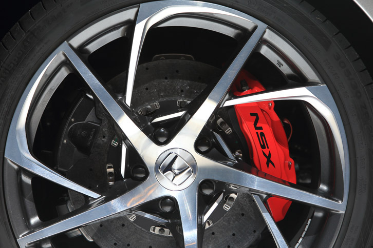 タイヤサイズは前が245/35ZR19、後ろが305/30ZR20。ブレーキローターはスチールが標準で、オプションでカーボンセラミック式のものも用意されている。