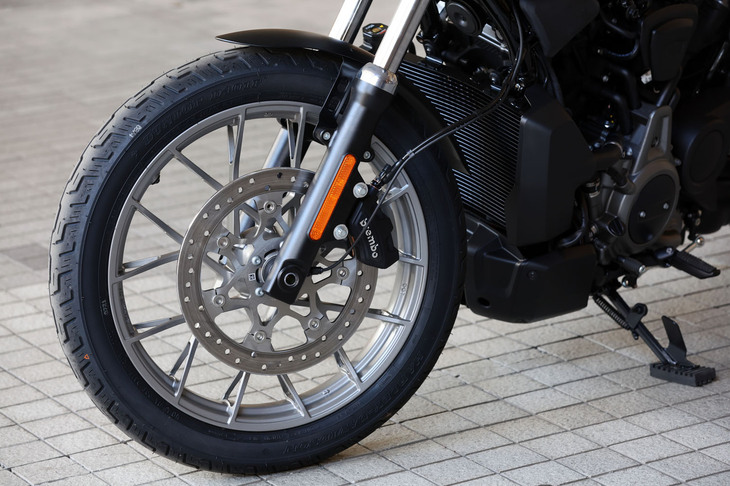 タイヤサイズは前が100/90-19、後ろが150/80B16。タイヤ空気圧センサー付きの、新デザインのアルミキャストホイールが装備される。