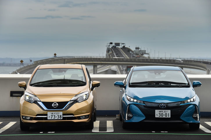 今回試乗した2台のエコカー。写真左は2016年11月に発売された「日産ノートe-POWER メダリスト」で、右は2017年2月発売の「トヨタ・プリウスPHV S“ナビパッケージ”」。