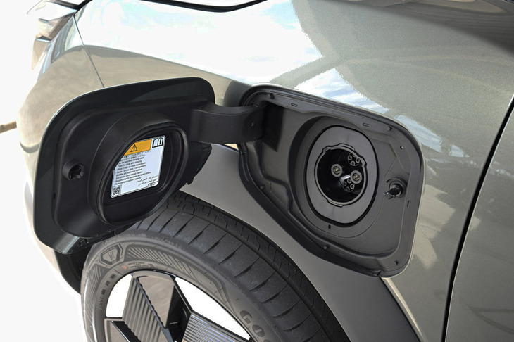 急速充電については49kWh仕様、61kWh仕様ともに、出力90kWの充電器を使うと10→80％まで約45分で回復が可能。寒冷時バッテリー昇温機能など、より素早く充電するための機能も採用されている。（写真：スズキ）