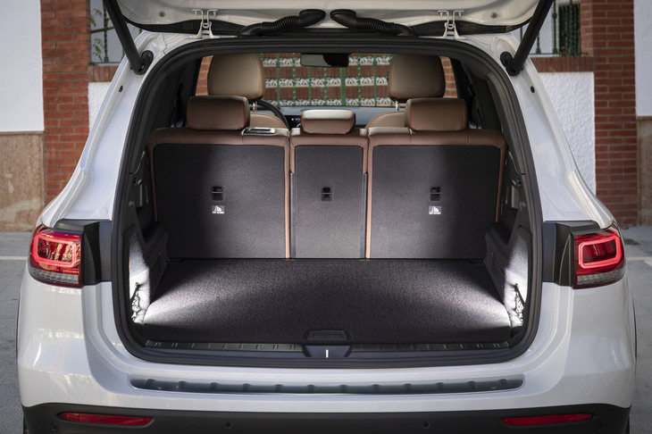 5人乗り仕様の荷室。通常使用時の容量は570リッターとなる。7人乗り仕様の3列目シート使用時の荷室容量は130リッター、3列目シートを折りたたんだ状態では500リッター。