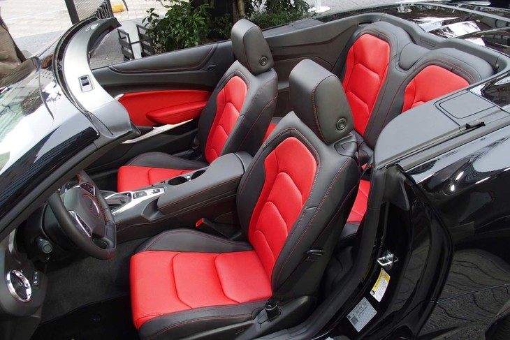 「カマロ コンバーチブル」のインテリア。インフォテインメントシステムは新世代に進化。