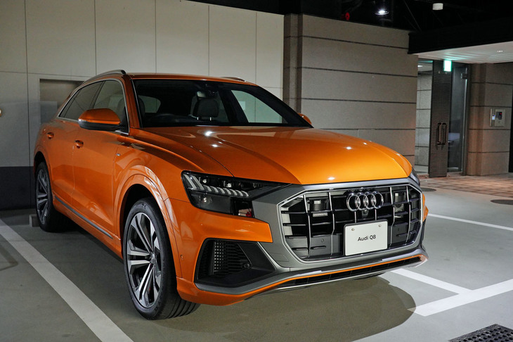 地下には納車スペースが用意されている。写真は「Q8」。