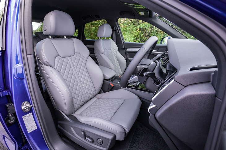 「Q5スポーツバック ファーストエディション」に標準装備されるファインナッパレザー仕立てのフロントスポーツシート。「ウルトラブルーメタリック」の外装色には、アンスラサイトのステッチが施された「ローターグレー」のシート表皮色（写真）が組み合わされる。