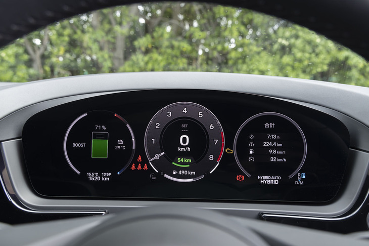 かつては機械式のタコメーターを2枚の液晶が挟んでいたが、「タイカン」のような一枚の大型液晶メーターに変わった。この3眼タイプの表示がデフォルト。