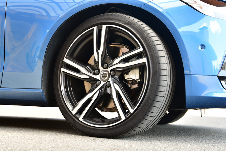 「ボルボV90 T6 AWD R-Design」のタイヤサイズは235/35R20。ピレリの「Pゼロ」を装着していた。