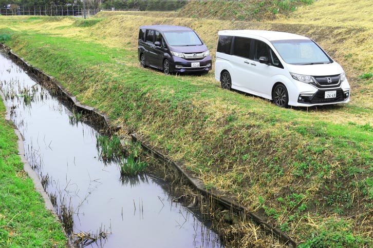 「ホンダ・ステップワゴン モデューロX」（手前）と「ホンダ・ステップワゴン スパーダHonda SENSING」（奥）。
