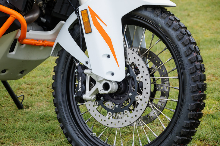 ホイールサイズは「S」の前：19インチ／後ろ：17インチに対し、「R」は前：21インチ／後ろ：19インチとより大径に。新開発のブリヂストン製オフロードタイヤが組み合わされる。