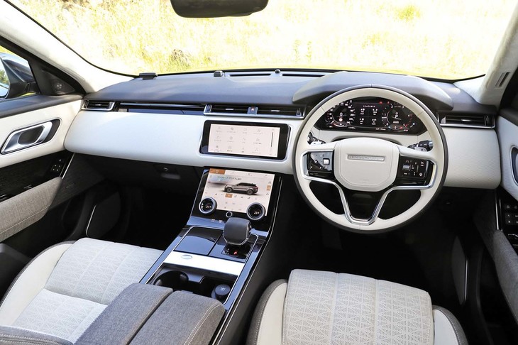 直線基調ですっきりとデザインされたインテリア。物理的なスイッチ類が少ないことからも、その印象が強くなる。