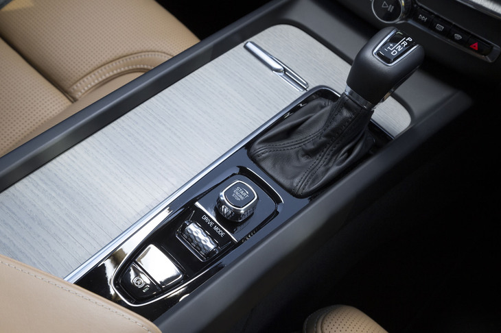 新型「ボルボXC60」のセンターコンソール。物理的なスイッチやボタン類の数は最小限に抑えられている。