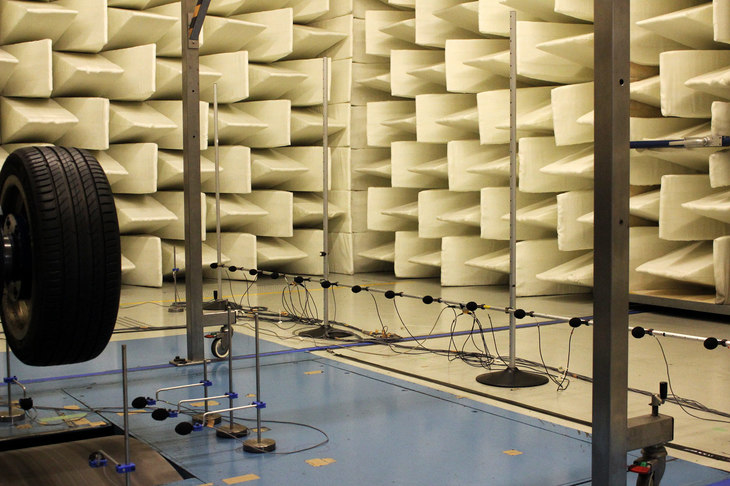 静粛性の高いタイヤを研究・開発するために「ミシュラン太田センター」に備えられた半無響室の様子。