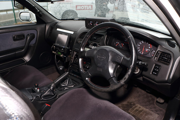 長年の活躍をうかがわせる、使い込まれた“GT-Rパトカー”の室内。すでに112万km（！）を走破しているという。担当の警察官によれば、「維持コストがかかるのでいつまで残せるかは不明だが、できるだけ大事にしていきたい」とのこと。まだ当面の間は、その雄姿を見ることができそうだ。